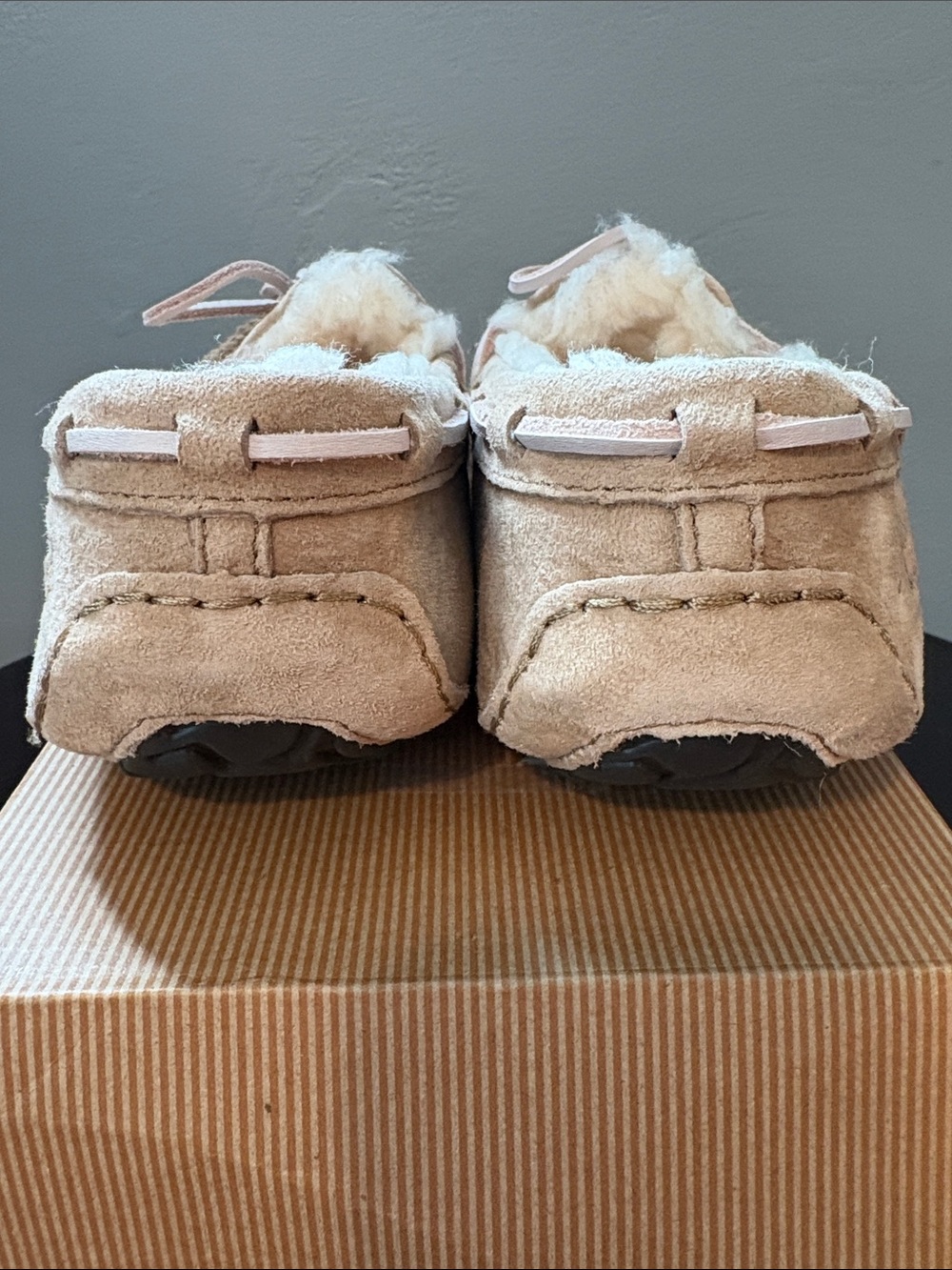 UGG Australia Women's Dakota Chestnut Suede Moccasin Slippers with Bow - Size 8 - Picture 4 of 13